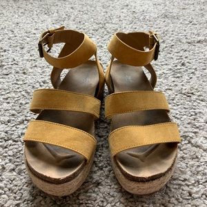 Universal Thread Yellow Platform Sandals